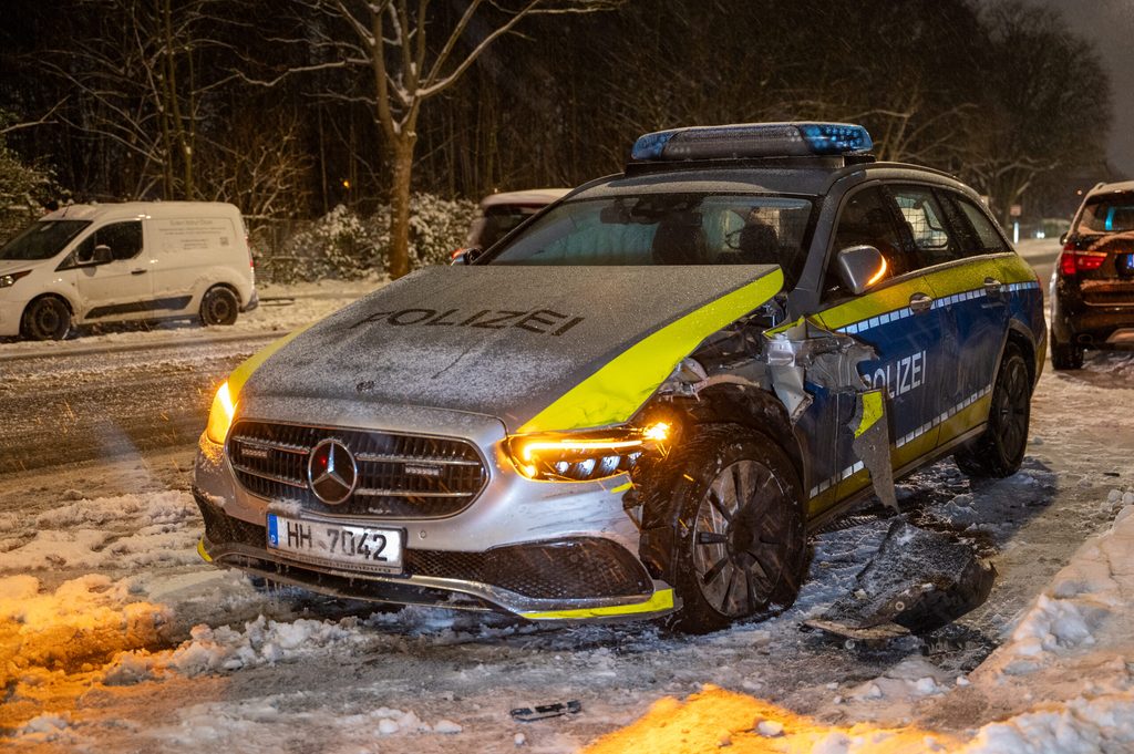 wegen Straßenglätte. Streifenwagen in Billstedt verunglückt