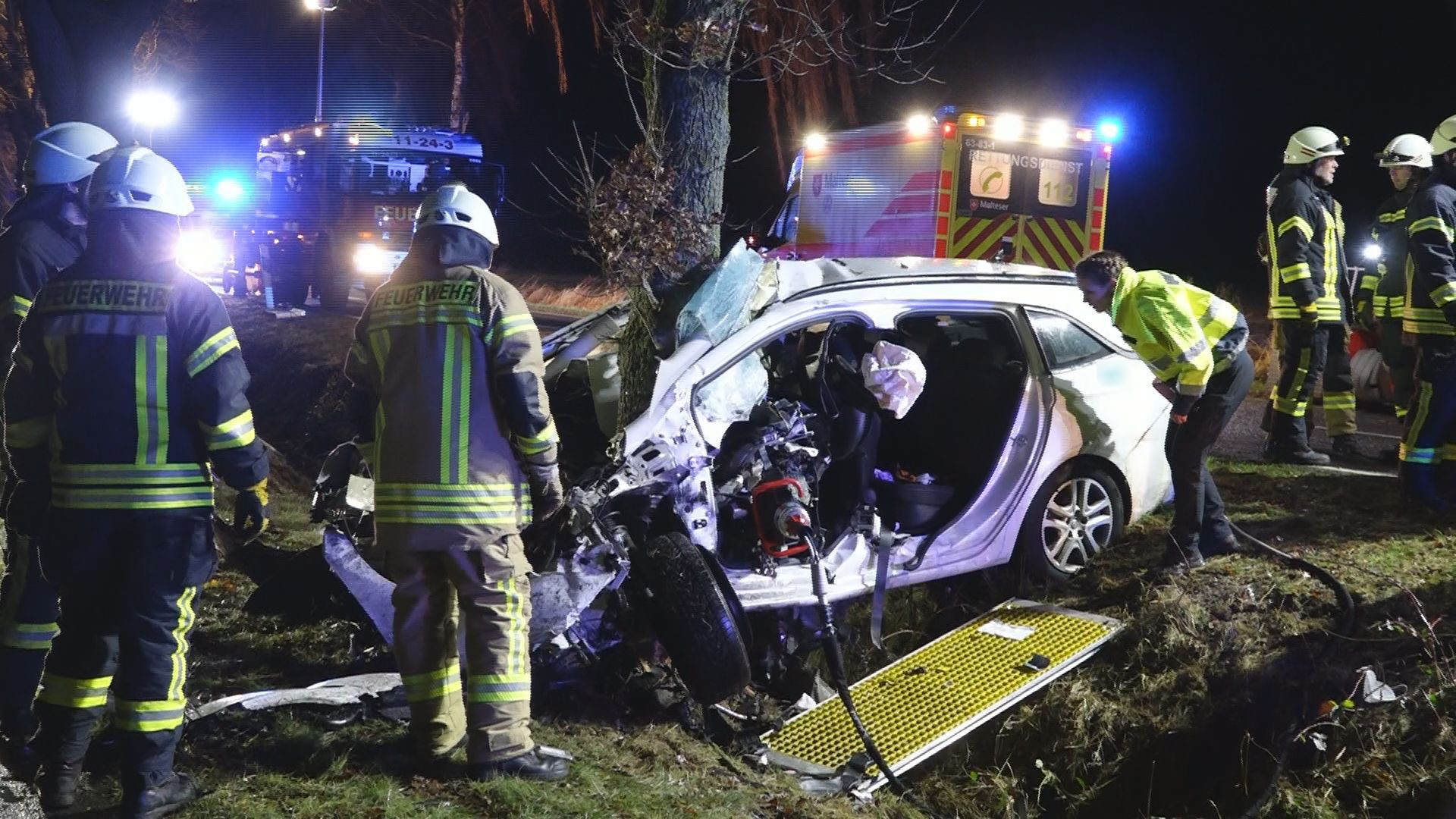 Das Auto wurde durch den Unfall komplett zerstört – der junge Fahrer starb noch vor Ort.
