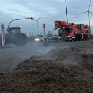 Mit dem riesigen Autokran der Feuerwehr hätte die Polizei auch die großen Trecker abtransportieren können.