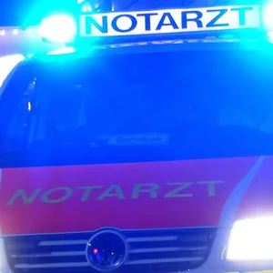 Notarztwagen mit Blaulicht (Symbolbild)