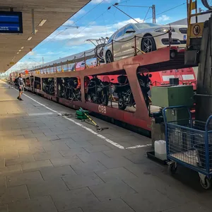 Ein Autozug der ÖBB im Bahnhof Altona