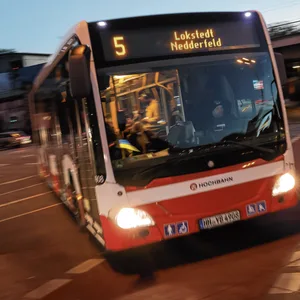 Fahrender Bus von vorne