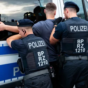 Bundespolizisten durchsuchen am Hauptbahnhof einen Mann.
