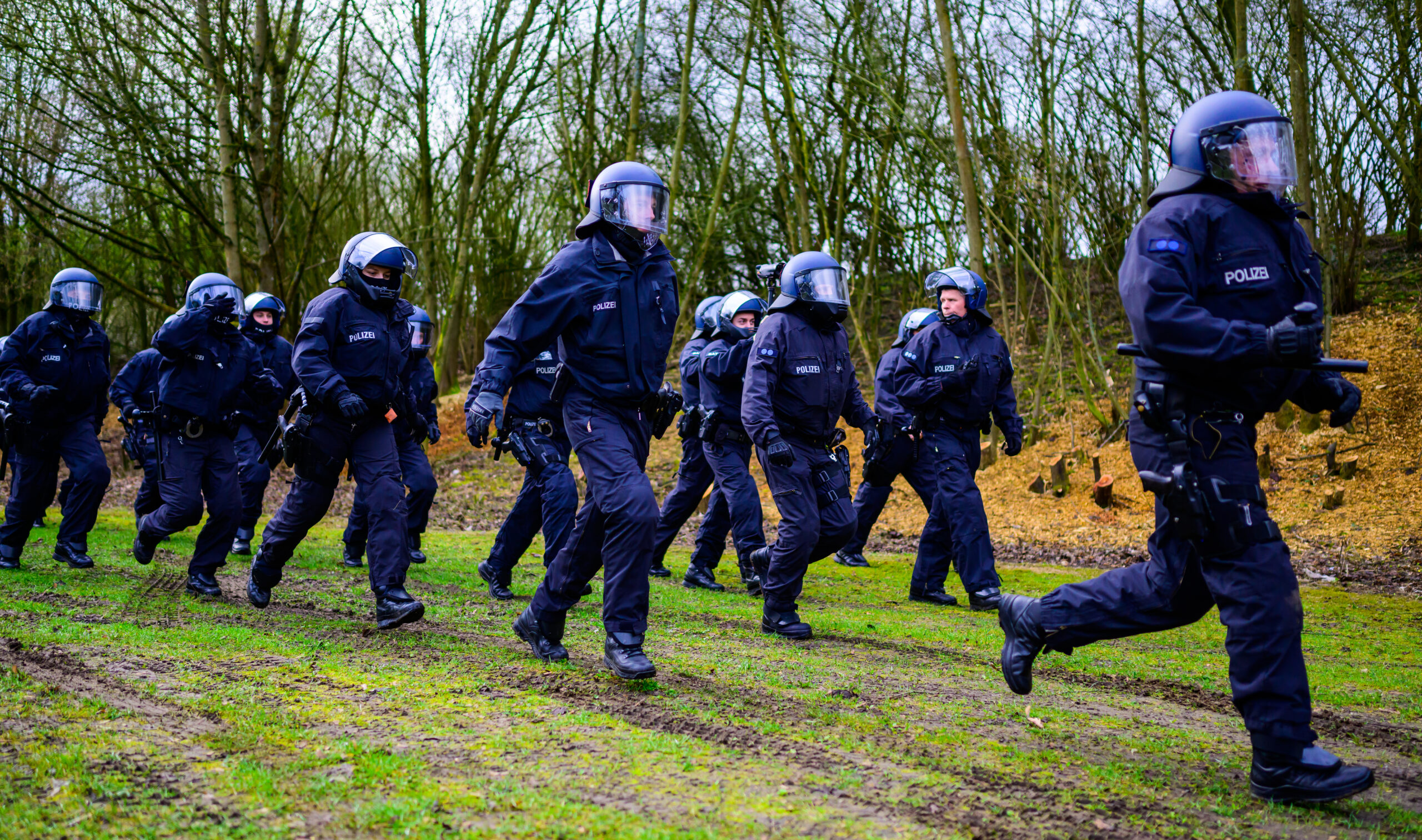 Polizisten der Bundespolizei laufen während einer Übung zum Einsatzort (Archivbild).