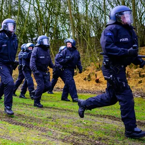 Polizisten der Bundespolizei laufen während einer Übung zum Einsatzort (Archivbild).