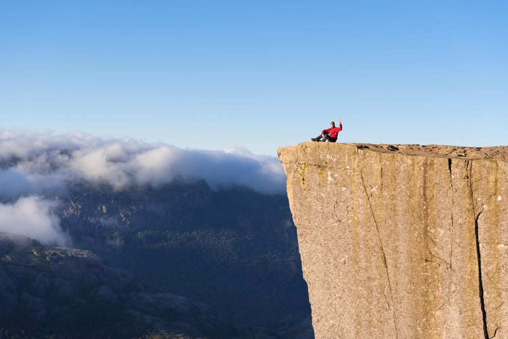 Spektakuläre Serie-Kulisse: Die Klippe des Preikestolen in Norwegen fällt 604 Meter senkrecht in den Fjord ab.