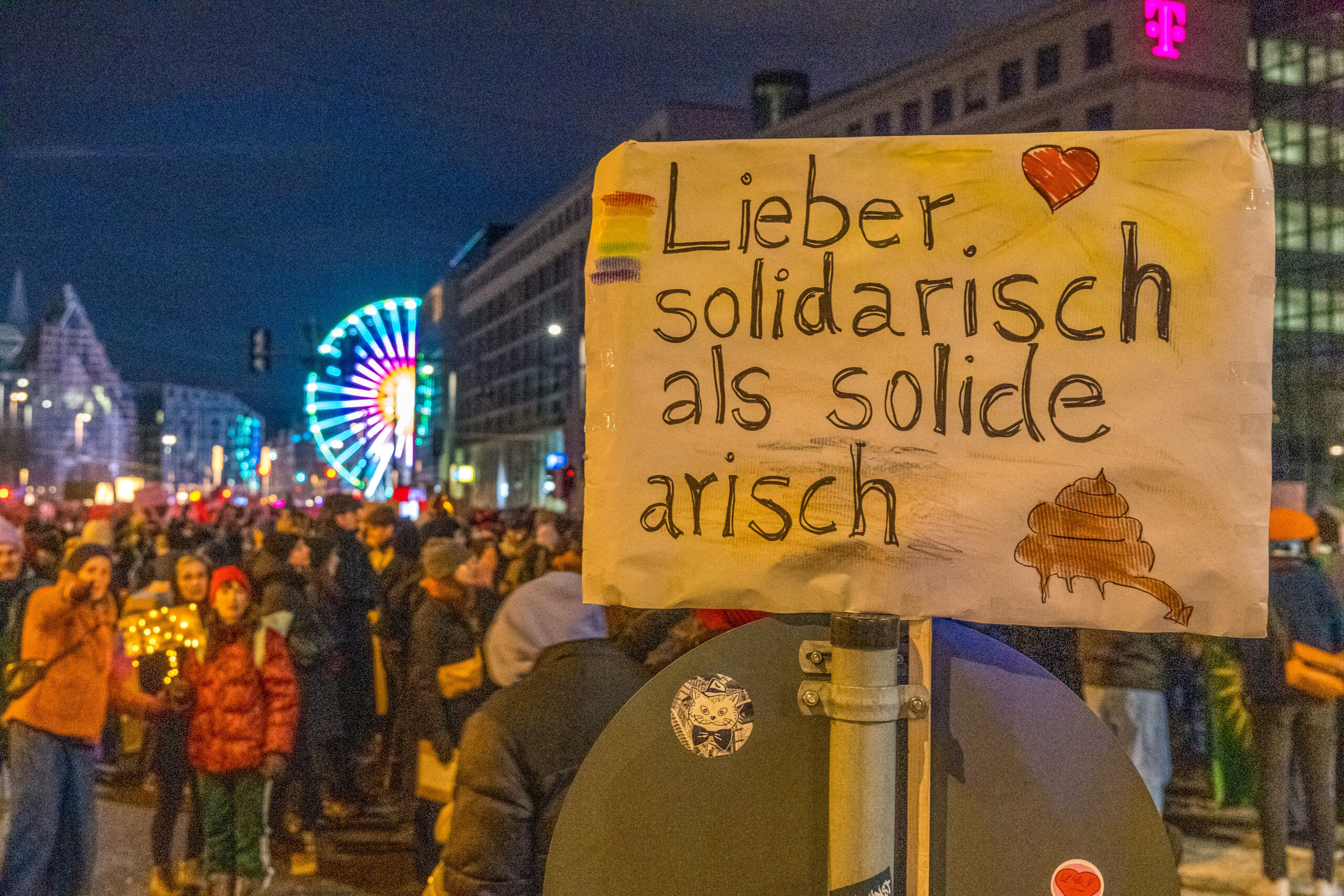 Am vergangenen Sonntag protestierten Tausende Menschen in Sachsen aufgrund der neusten Enthüllungen gegen die AfD.