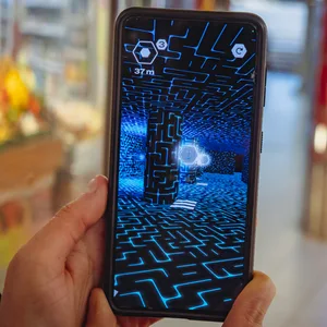 Ein Handy-Display mit einer Darstellung eines der Jungfernstieg-Tunnel