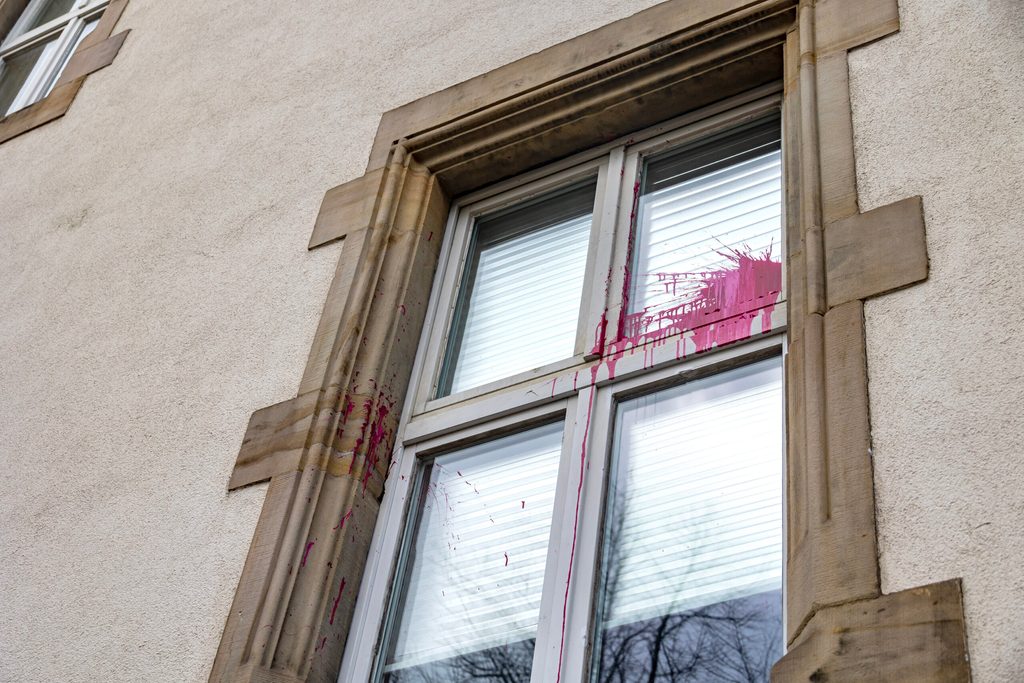 Auch ein Fenster hat etwas von der Farbe abbekommen.