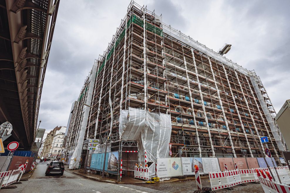 Seit Ende Oktober stehen die Arbeiten auf der Baustelle der Flüggerhöfe am Rödingsmarkt still.