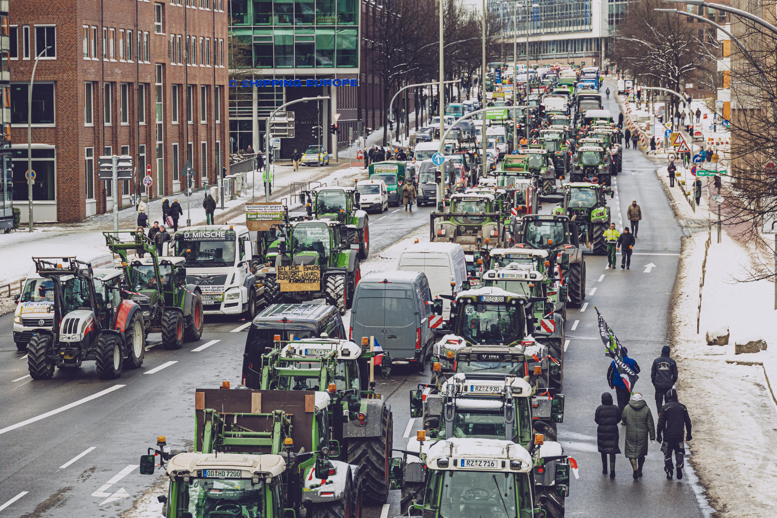 Lahmgelegt! Mit mehreren tausend Fahrzeugen blockierten Landwirte am Montag Hamburgs Innenstadt.