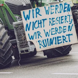 Eine Trecker-Kolonne in Hamburg