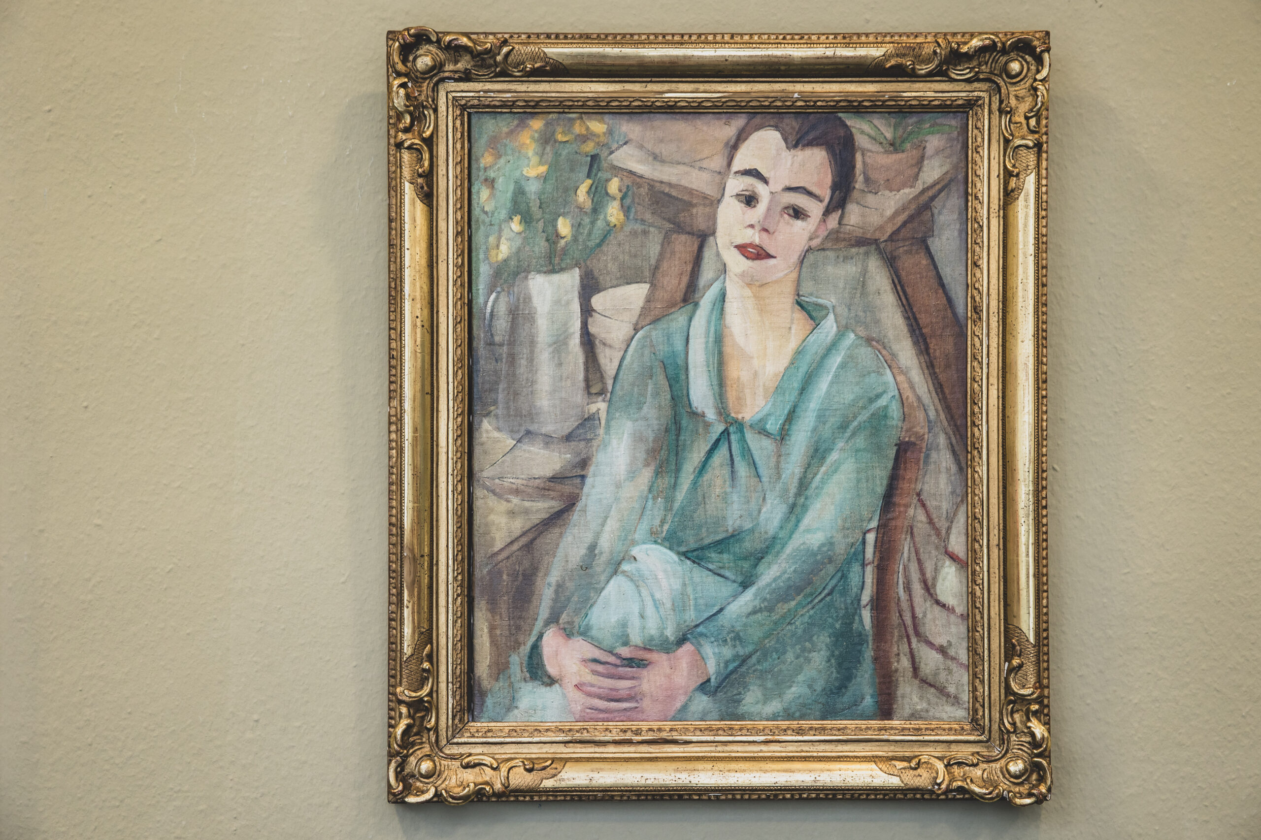 Das Gemälde zeigt eine Frau