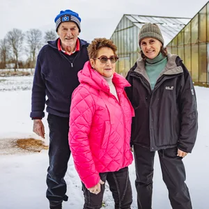 Erhard Kröger, Gisela Kröger (Mitte) und Tochter Nicole Kröger stehen vor Gewächshäusern.