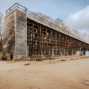 Das Lüneburger Gradierwerk im März 2023. Ohne die Füllung aus Schwarzdornreisig sieht es ziemlich nackt aus.
