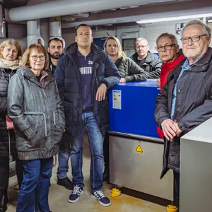 Mieter vom Nienkamp/Grotenkamp stehen in einem Heizungskeller.