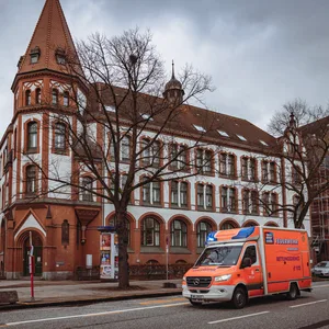 Ein Rettungswagen vor dem Uni-Institut in Rotherbaum.