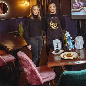Yvonne Junior (48) und Dragan Selimovic (20) eröffneten das Restaurant „Eat the Film“. Hier wird das passende Essen zu Filmen auf der Leinwand serviert.