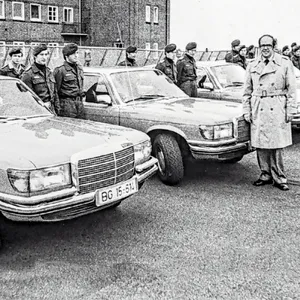 GSG-9-Leute posieren 1975 auf dem Flughafen Fuhlsbüttel stolz vor ihren hellgrünen S-Klassen. Der Mann im Trenchcoat ist SPD-Innensenator Werner Staak (1933-2006).
