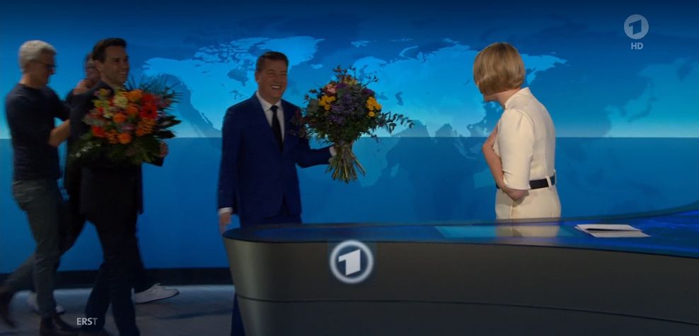 Das Team der „Tagesschau“ verabschiedet sich mit Blumen von Judith Rakers.