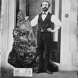 Diese Fotomontage macht ihn berühmt: Bernhard Holtermann mit dem 286 Kilogramm schweren golddurchzogenen Brocken. 1,44 Meter hoch ist er, 66 Zentimeter breit und zehn Zentimeter dick.