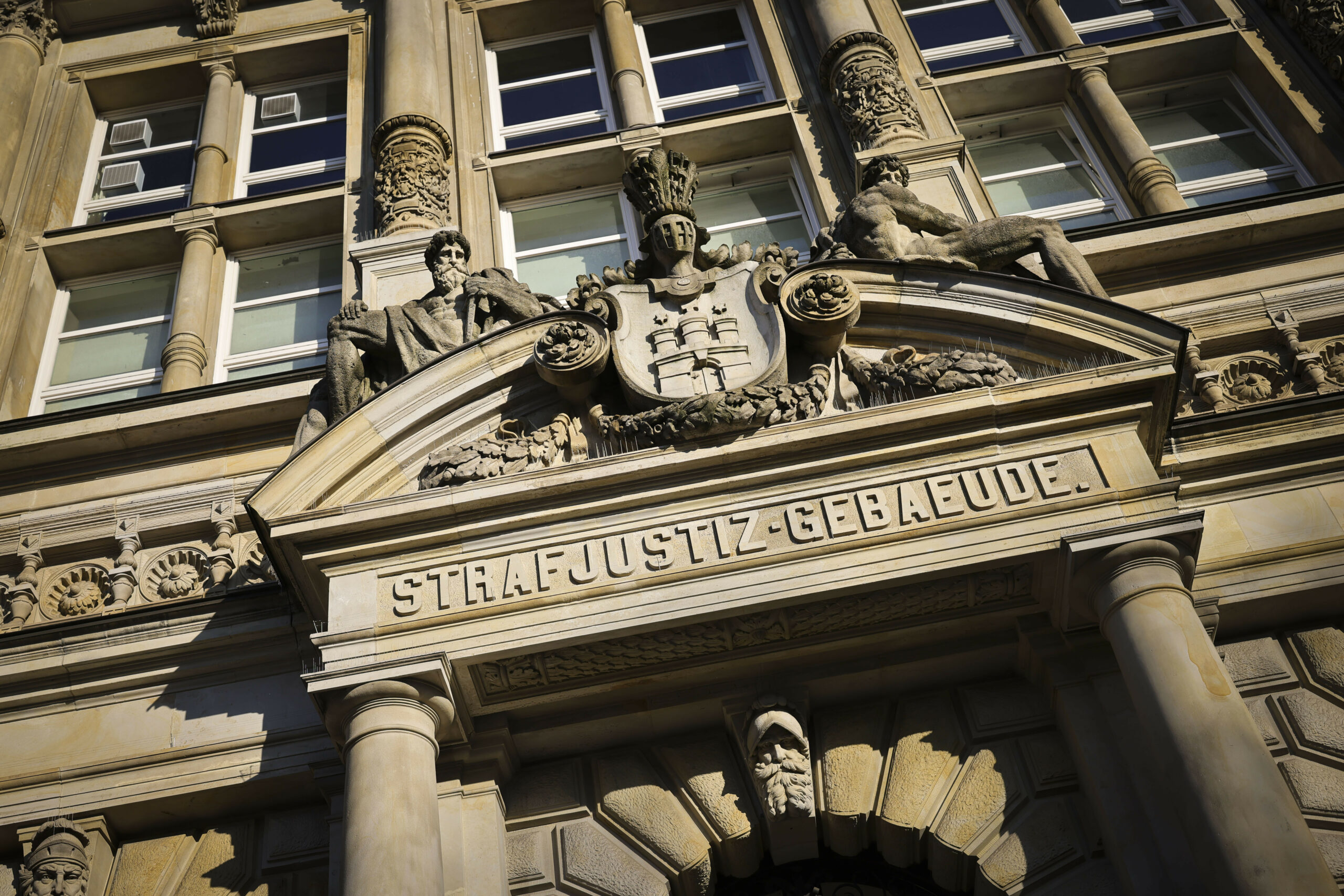 Das Hamburger Strafjustizgebäude am Sievekingplatz (Archivbild).