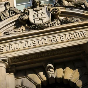 Das Hamburger Strafjustizgebäude am Sievekingplatz (Archivbild).