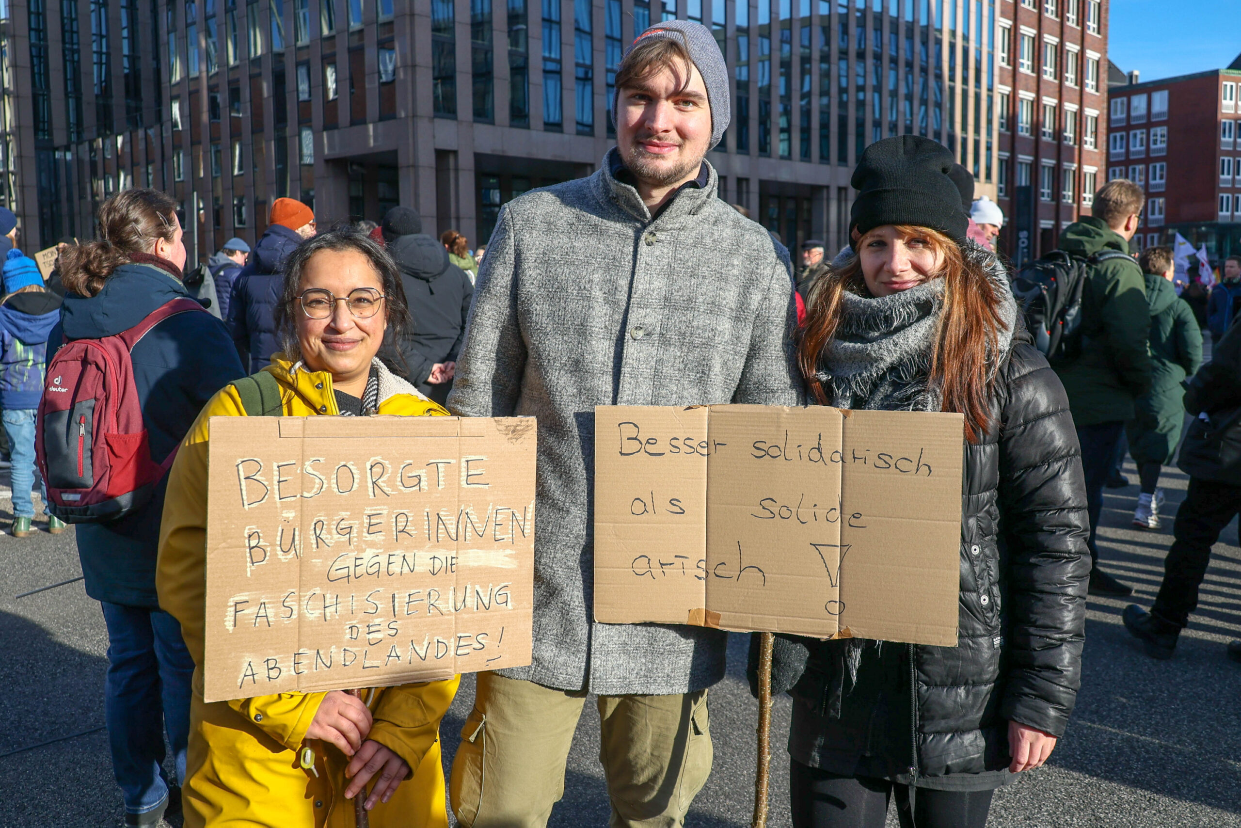 Wollen ein Zeichen für die Demokratie setzen: Mona (30) aus Fuhlsbüttel und Ulrich (29) und Vivien (31) aus Horst.