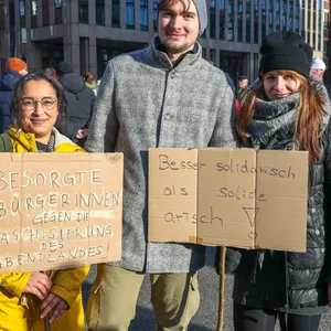 Wollen ein Zeichen für die Demokratie setzen: Mona (30) aus Fuhlsbüttel und Ulrich (29) und Vivien (31) aus Horst.