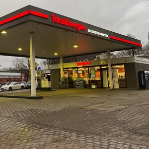 In dieser Tankstelle in Billstedt wurde der 27-Jährige niedergestochen.