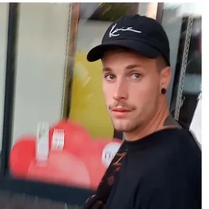 Verdächtige gucken in die Kamera