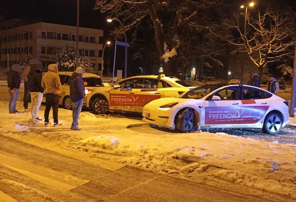 Glatteisunfall in Harvestehude. Gleich drei Taxis krachten ineinander