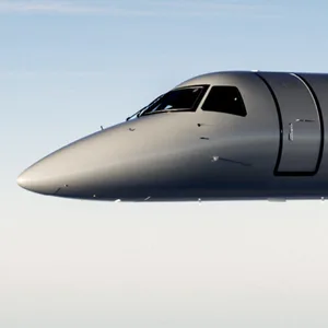 Ein gezeichnetes Bild des "Embraer ERJ 145" Flugzeugs vor einem blauen Himmel