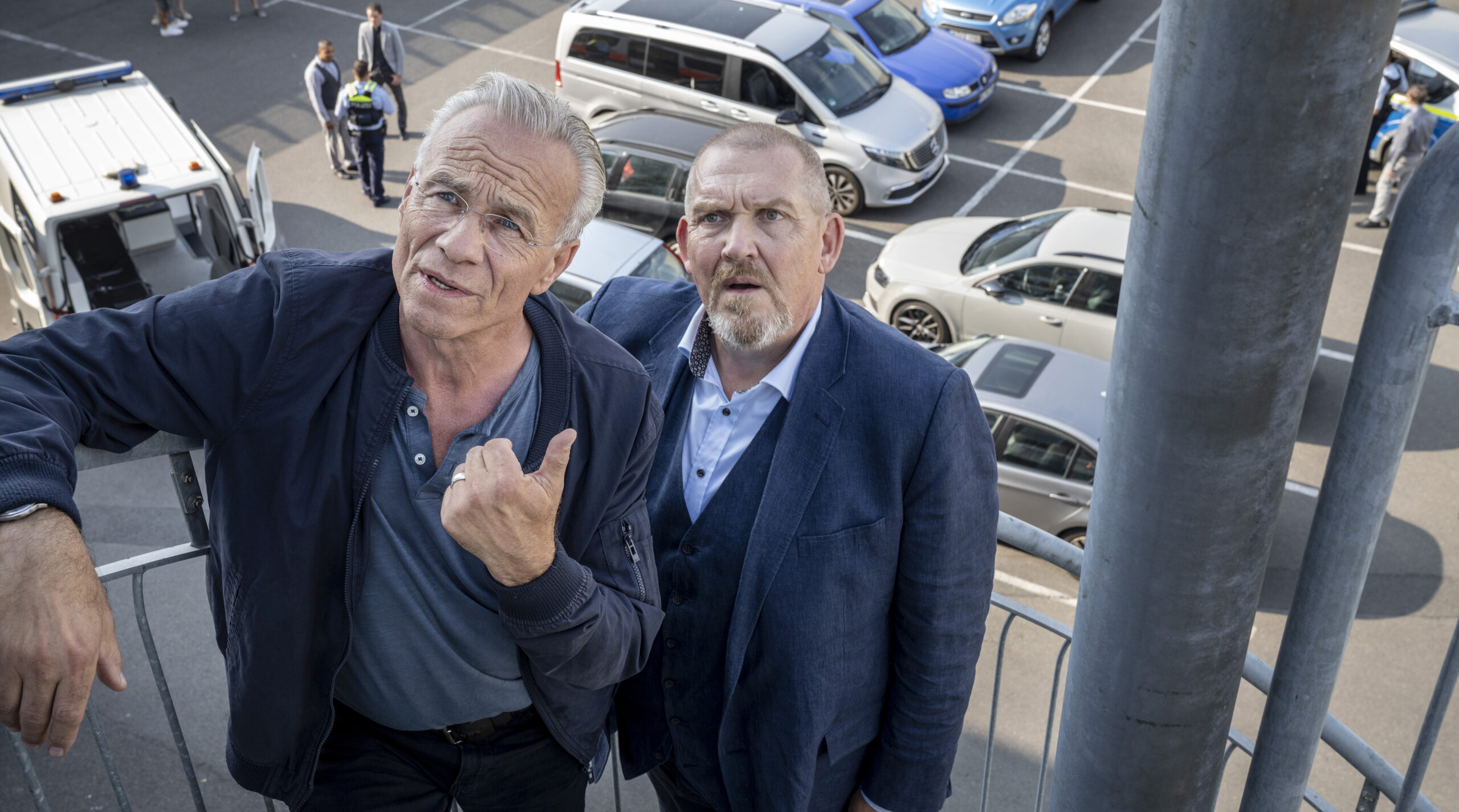 Die Kommissare Max Ballauf (Klaus J. Behrendt) und Freddy Schenk (Dietmar Bär, r.) sind fassungslos über die Kaltschnäutzigkeit des „Concreta“-Chefs.