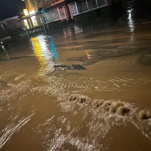 Ein Rohrbruch am Dienstagabend überflutete die Kreuzung Nincoper Deich/Nincoper Straße.