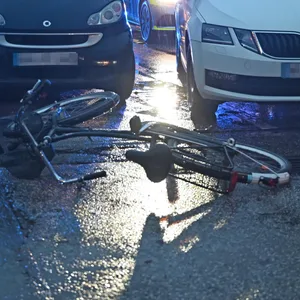 Ein Fahrrad liegt am Rand der Cuxhavener Straße.