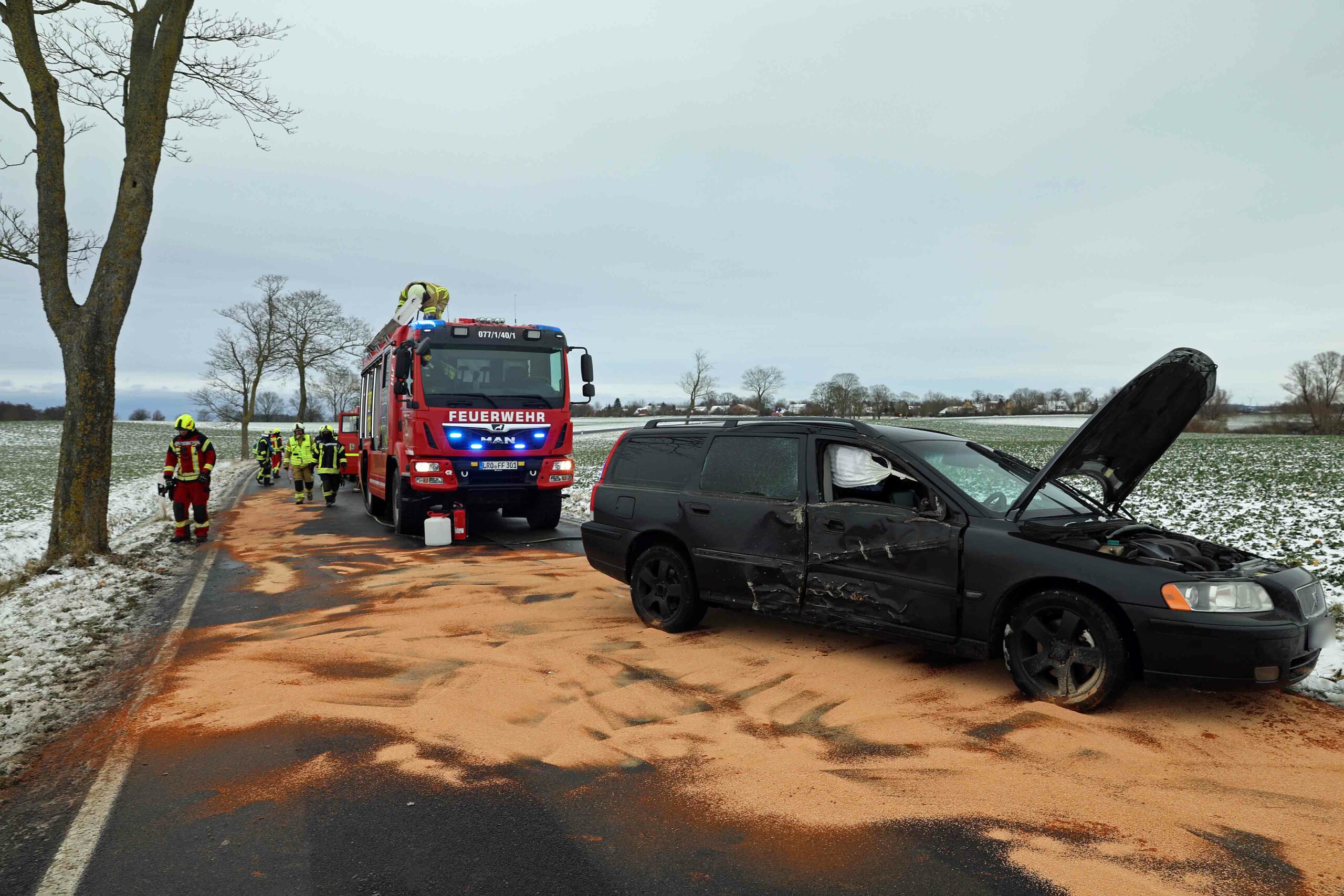 Von glatter Straße abgekomen. Volvo kracht gegen Baum, Eltern und Kind bei Rostock verletzt