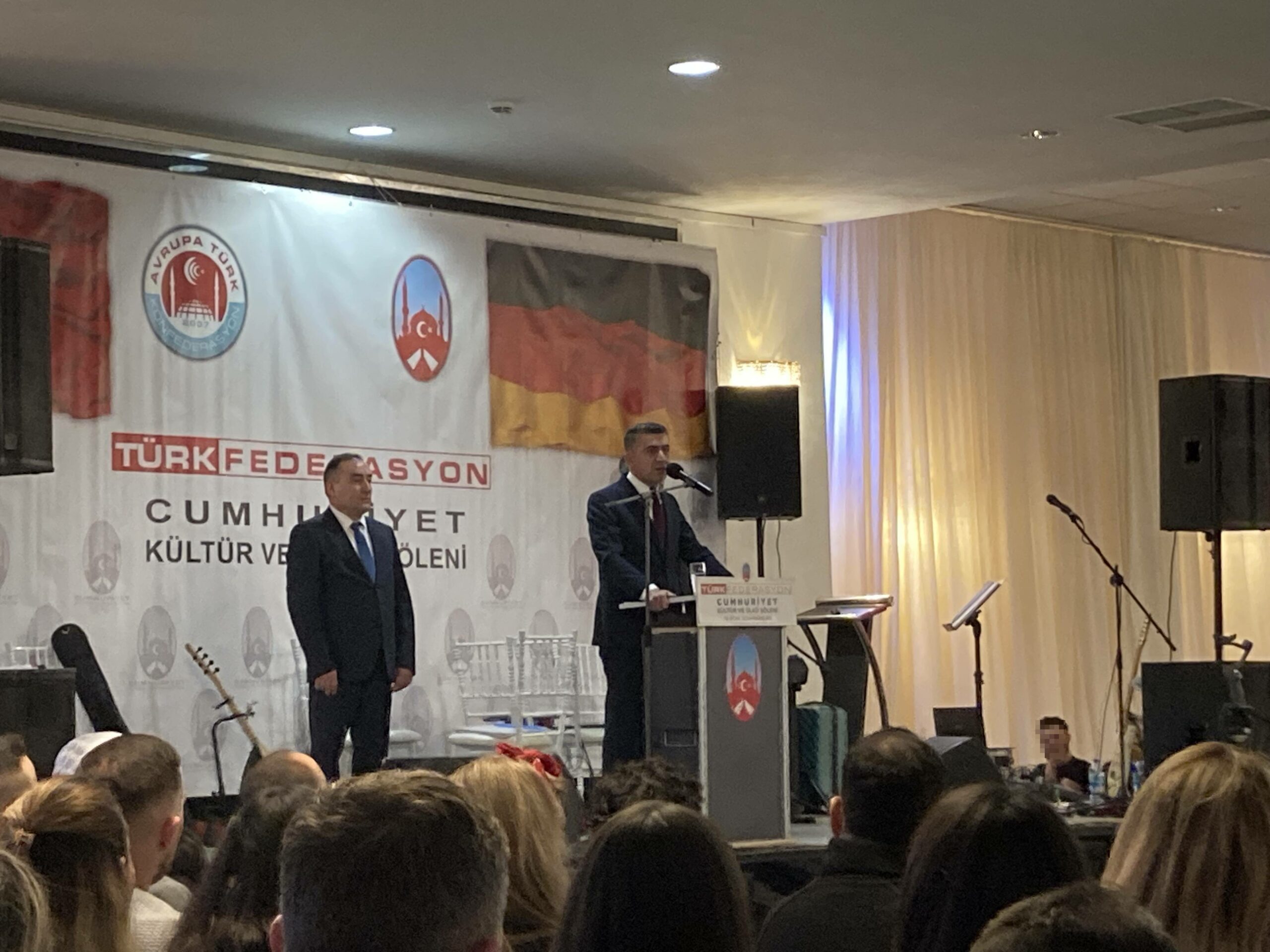 ADÜTDF-Präsident Şentürk Doğruyol spricht zu den Anwesenden.
