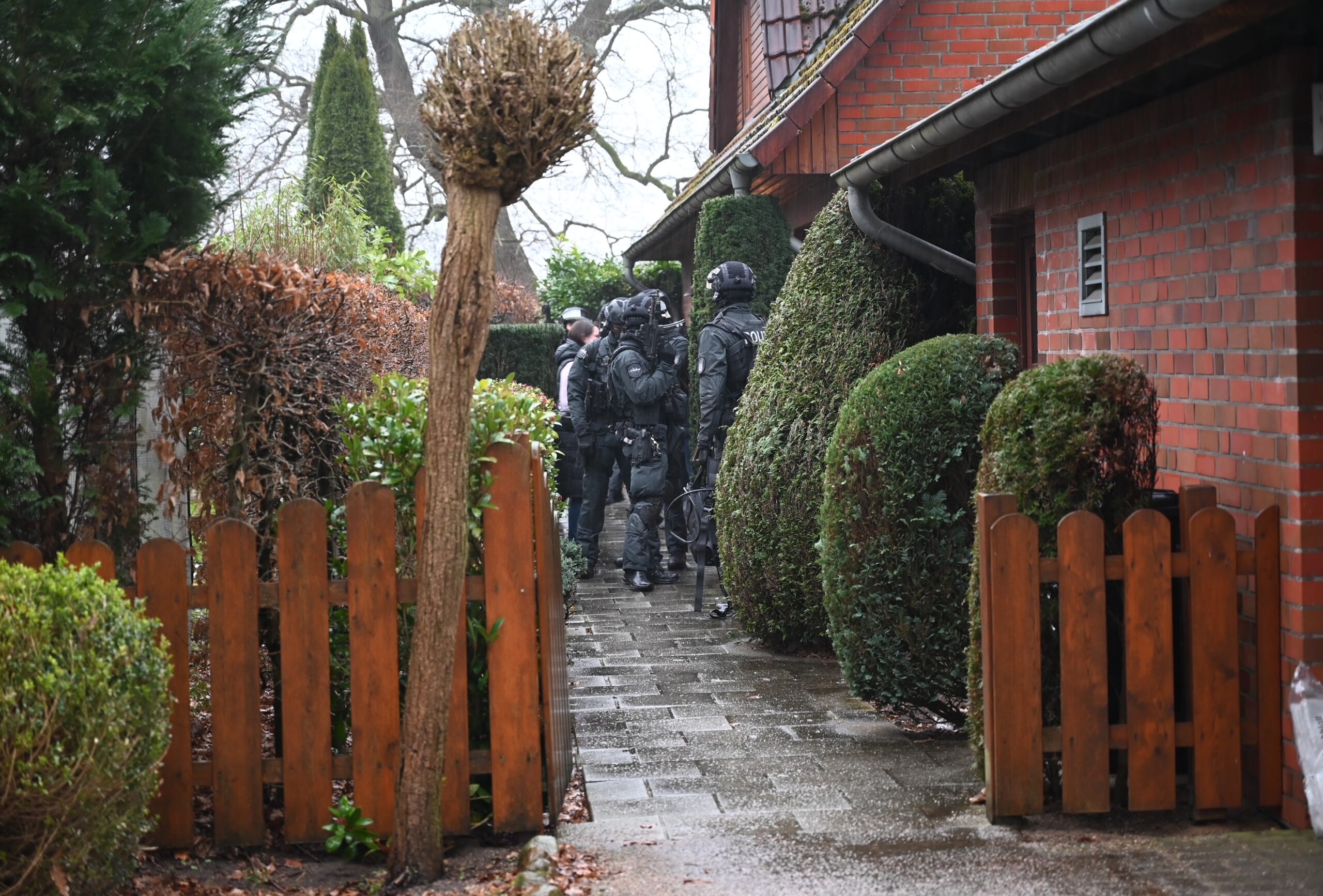 Polizisten und eine Gerichtsvollzieherin vor dem Haus des 54-Jährigen in Lemsahl-Mellingstedt.
