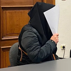Die Angeklagte und ihre Anwältin vor Gericht