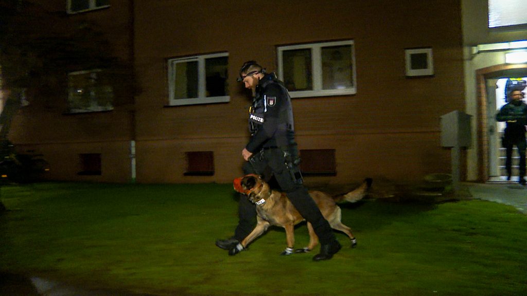 Auch ein Diensthund war im Einsatz.