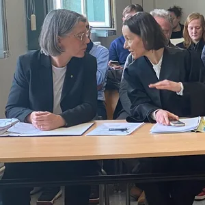 Franziska Schlosser neben ihrer Anwältin im Gerichtssaal des Arbeitsgerichts