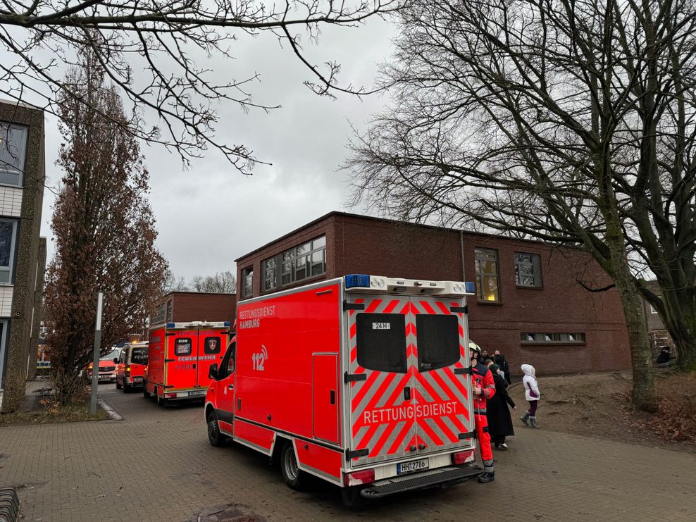 Zahlreiche Wagen der Feuerwehr parkten auf und vor dem Schulgelände.