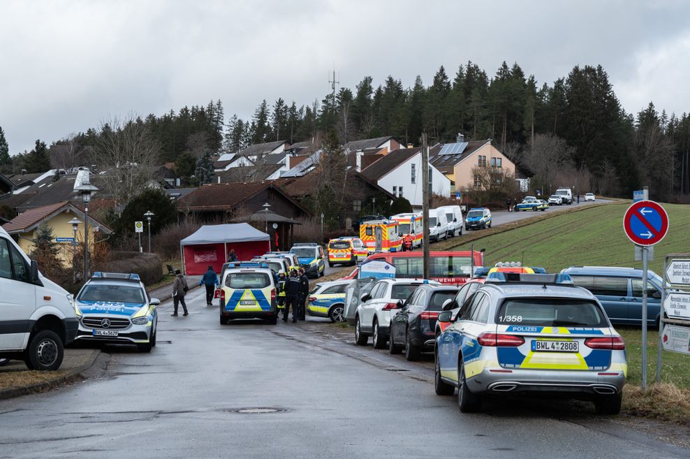 Großeinsatz: Zahlreiche Fahrzeuge der Polizei und des Rettungsdienstes in Unterkirnach.