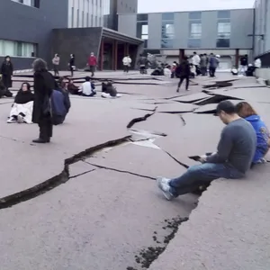 In Wajima (Japan) sind nach einem Erdbeben Risse im Boden zu sehen. Ein starkes Erdbeben hat Teile Japans erschüttert.