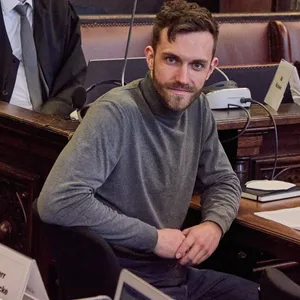 Nils Angeklagter Nils Jansen im Gerichtssaal