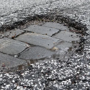 Schlaglöcher gefährden den Verkehr auf vielen Straßen.