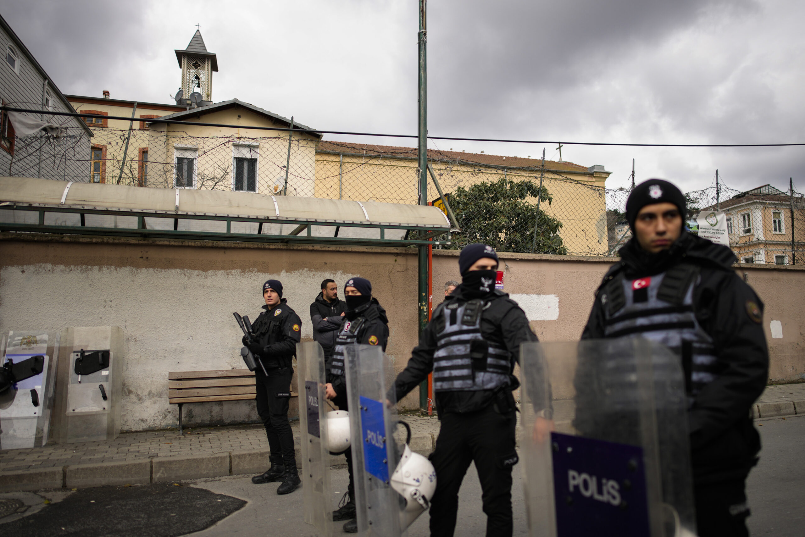 Istanbul: Türkische Polizisten stehen in einem abgesperrten Bereich vor der Santa-Maria-Kirche Wache.