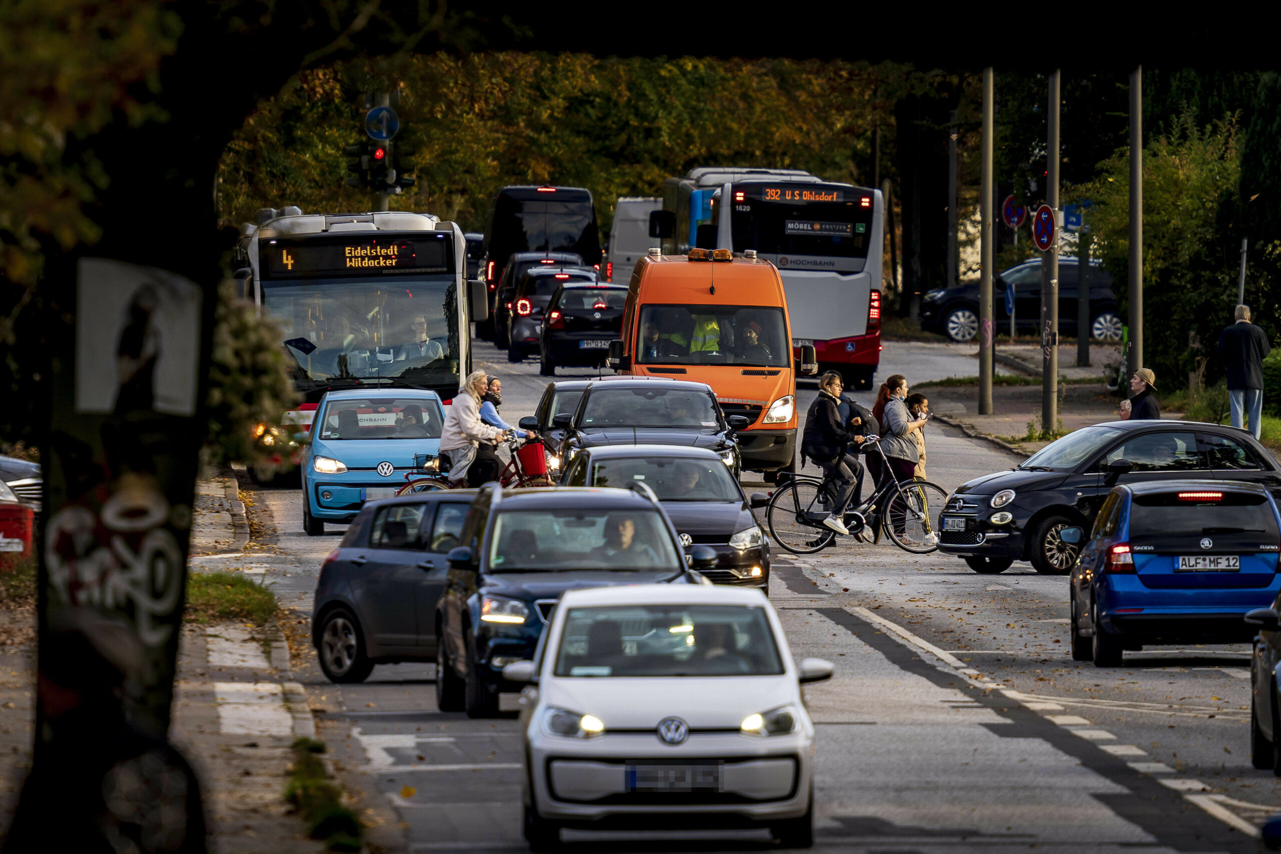Autos fahren die Kieler Straße in Hamburg entlang. Laut einer ADAC-Umfrage ist die Stimmung unter den Verkehrsteilnehmern angespannt.