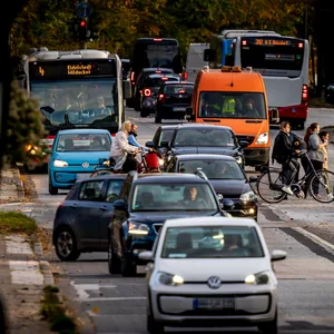 Autos fahren die Kieler Straße in Hamburg entlang.
